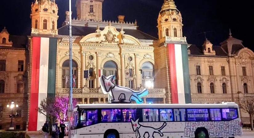 Csokival, ingyen sörrel és a ferencvárosi paddal pótolja a hiányt a Kétfarkú Kutya Párt vidéken