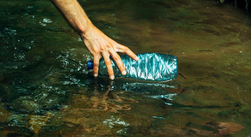 Mi történik? Döbbenetes dolog derült ki a palackozott vízről