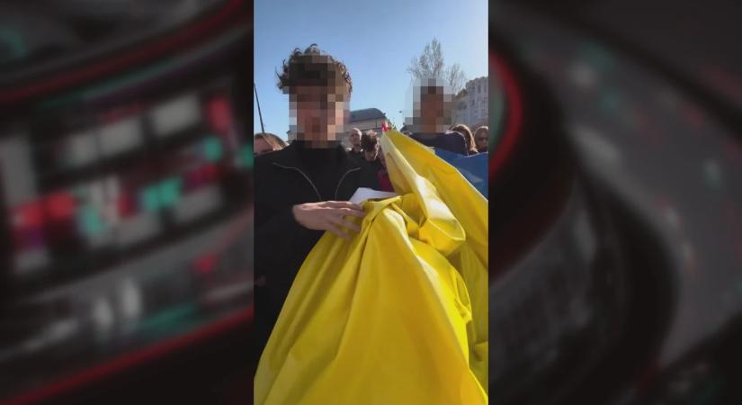 A Fideszhez köthetők a Tisza menetén ukrán zászlóval akciózó fiatalok