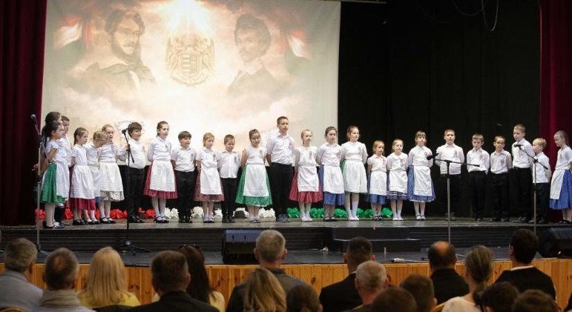 Különös kép az életünkben, amikor egy gyermek hangja messzebb jut, mint maga az ének