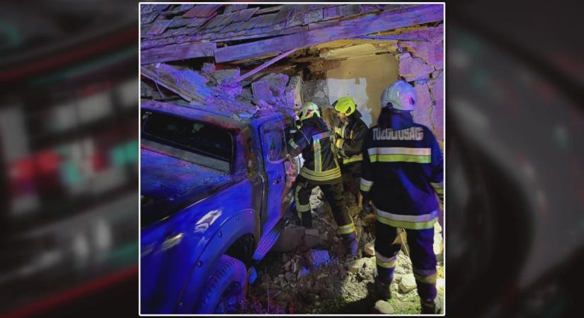 Hatalmas csattanásra ébredt a család – autó csapódott egy házba Bugyinál