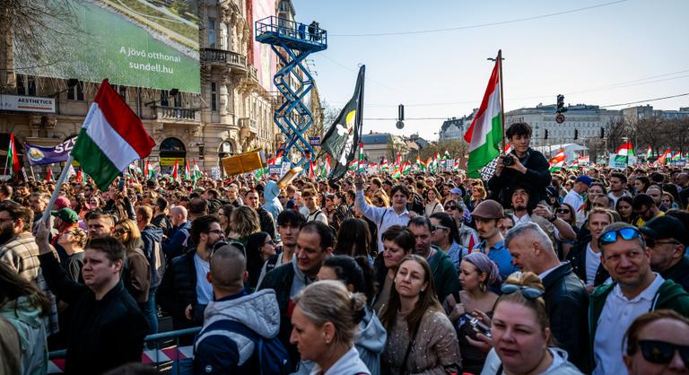Berobbant a számháború, megjelentek az első adatok a Békemenetről és a Nemzeti Menetről