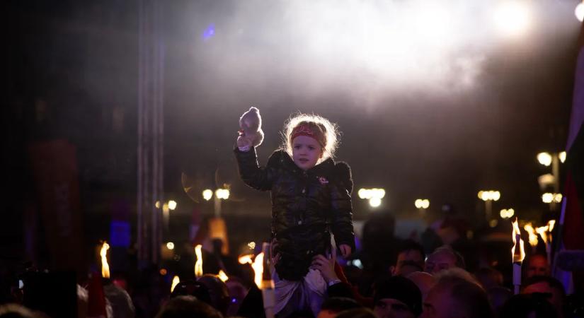 Cuki jelenet a kaposvári Békemeneten: macijával a kezében integetett a kislány Orbán Viktornak