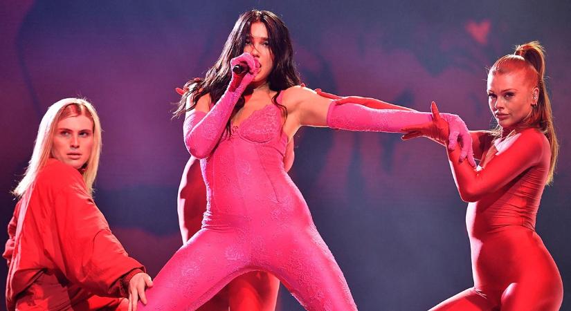 Dua Lipa falatnyi bikiniben grimaszol