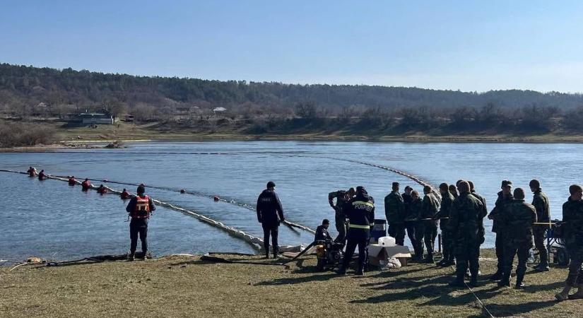 Vészhelyzet az EU-tagjelölt országban: az oroszok szétlőttek egy ukrán erőművet, olaj öntötte el a legnagyobb folyójukat – ihatatlan a víz