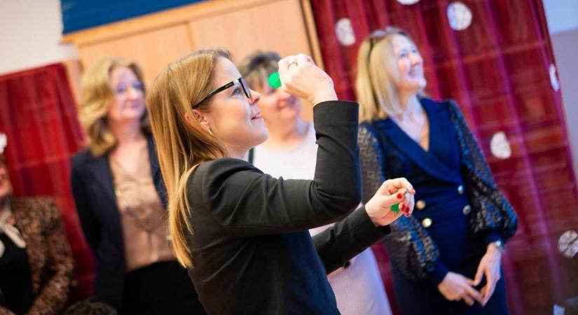 Hiába csökkent a tananyag, mégis túlterheltek a diákok – mi áll a háttérben?