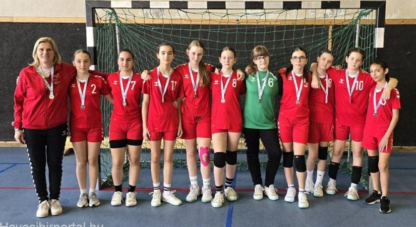 Ezüstérmet hoztak a diákolimpiáról a körzeti kézisei