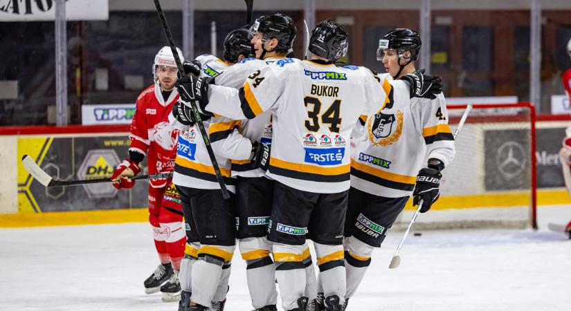 Erste Liga: hátrányból fordítva győztek és egyenlítettek a DEAC hokisai