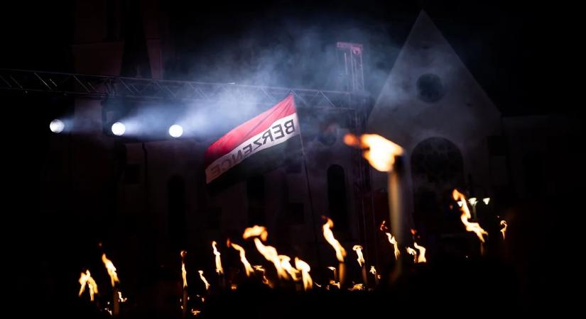 Kaposvár főtere tűzbe borult: "fáklyánk fényével üzenjük meg, hogy a magyar békeszerető nép"