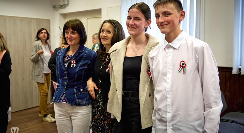 Világjáró festőművész és helyi fiatalok: ünnepi összefogás Cákon