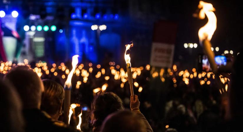 "Fáklyánk fényével üzenjük meg, hogy a magyar békeszerető nép" - Kaposvár főtere tűzbe borult
