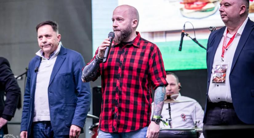 Pócs János mellett állva parodizálta ki Orbánt a jászberényi polgármester a kolbásztöltő fesztiválon