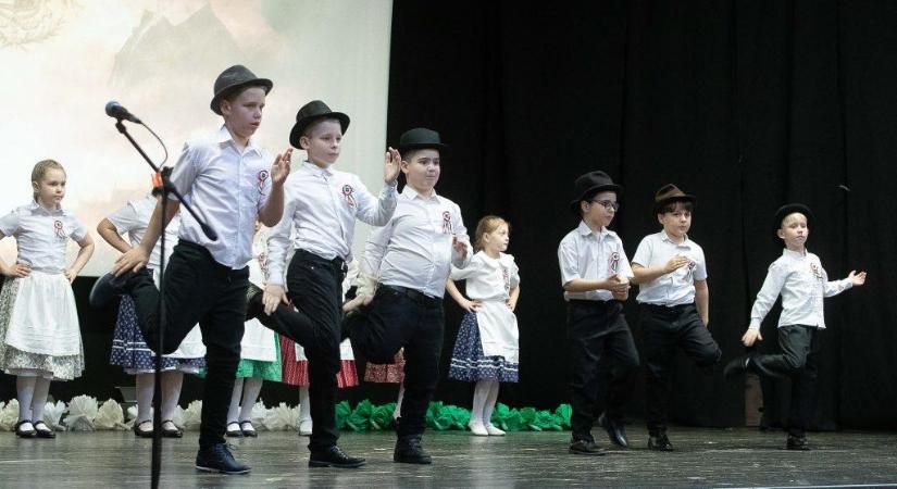 Kisdiákok ünnepi műsora: Amikor egy gyermek hangja messzebb jut, mint maga az ének – fotóalbummal