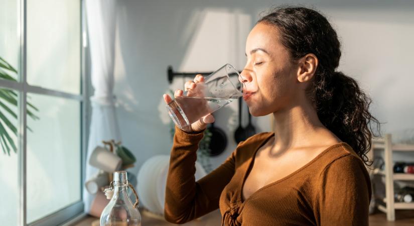 Tényleg rontja az emésztést, ha evés közben iszol vizet? Íme, a válasz