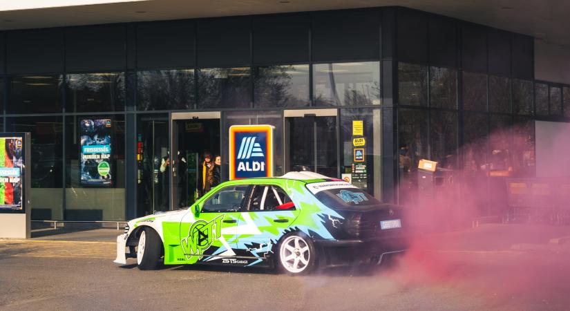 Ámon Olivér driftelt az ALDI parkolójában – reklám lett a vége