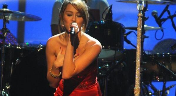 Miley Cyrus-szal jön a Hannah Montana különkiadása