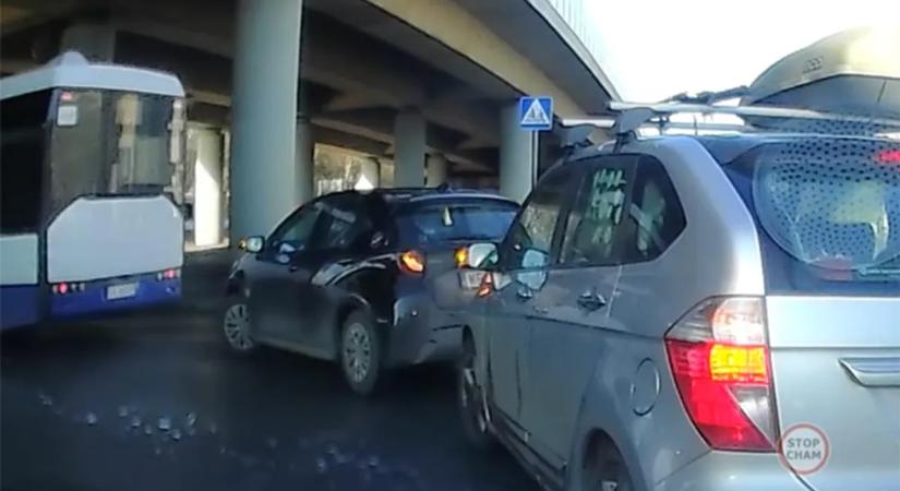 Üvöltött a dühtől az idegbeteg sofőr, de a végén mégis ő nevetett – videó