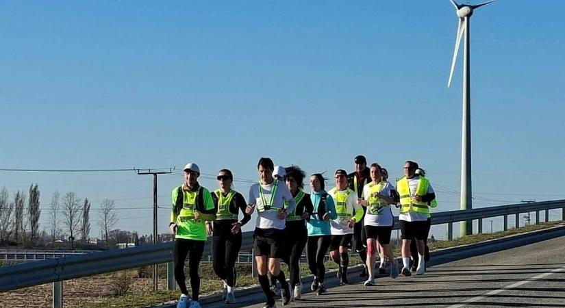 Közel 100 kilométer története – A Rábaközből a Csallóközbe futottak – fotók