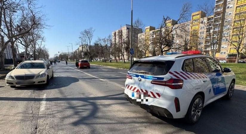 Nagy volt a baj reggel Debrecenben, az utat is lezárták, fiatal nőt vittek el a mentők - fotókkal!