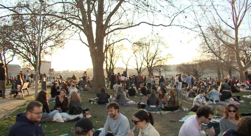 Szabadtéri bulikkal tiltakoztak Budapesten – parkokban táncoltak a klubbezárások ellen