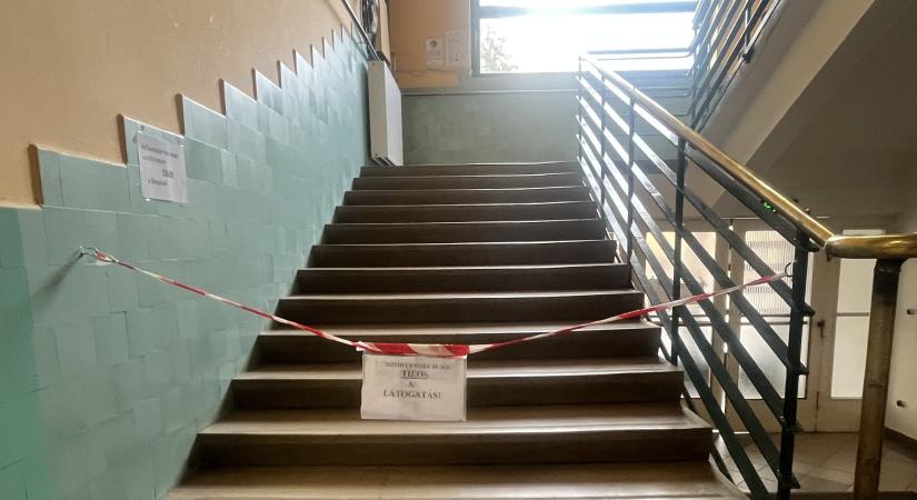 Szülés után 20 percig lehetett együtt a család a János kórház folyosóján, szerelők társaságában