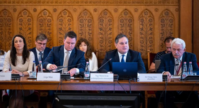 A legjobban kereső miniszterek fizetését is lekörözik az álláshalmozó államtitkárok, amihez egy széles joghézagot kell átugraniuk