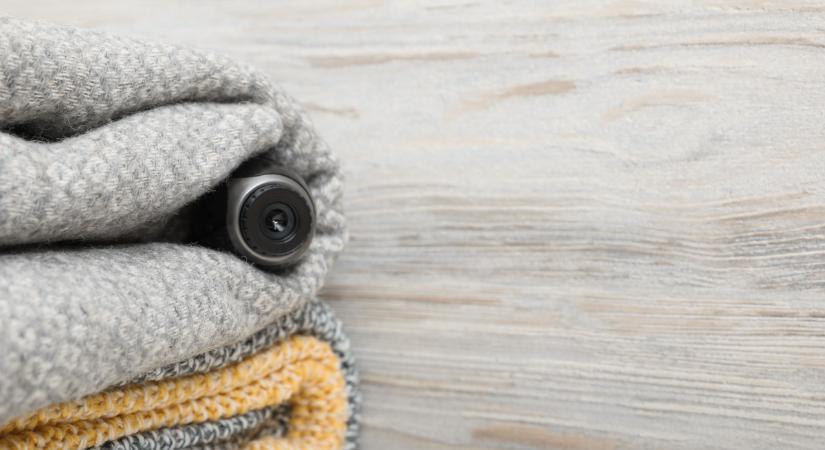 Rejtett kamera lógott a falon az M4-es női mosdójában, perverz ragadozó csapott le a pihenőben