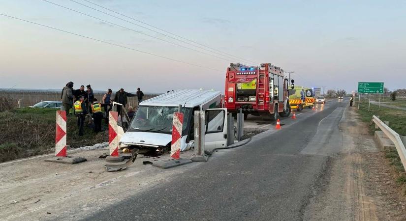 Gödörbe zuhant egy kisbusz, több súlyos sérültet is kórházba kellett szállítani (helyszíni fotók)