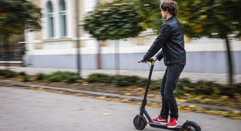 „Számukra a KRESZ tiltott fogalom” – elszabadultak az indulatok a debreceni rolleresek és ételfutárok miatt