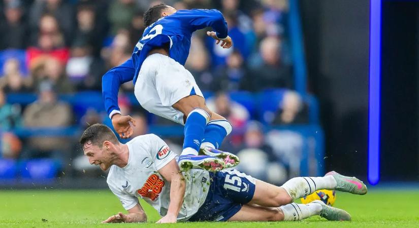 Dühroham a pályán: egy ártatlan drukker látta kárát a lecserélt focista tombolásának – videó