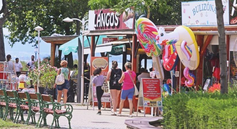 Indul a nagy nyári embervadászat Balatonnál, megjelentek az első álláshirdetések a tóparton