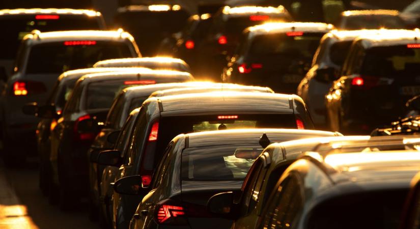 Több helyen is dolgoznak az utakon kedden, mutatjuk, mire érdemes készülni