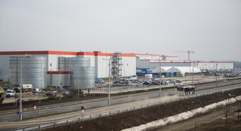 A kormányhivatal megállapította: engedély nélkül tároltak veszélyes anyagokat a debreceni CATL-gyárban