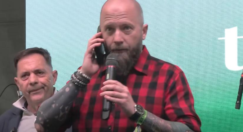 Kiparodizálta Orbánt a jászberényi polgármester a kolbásztöltő fesztiválon