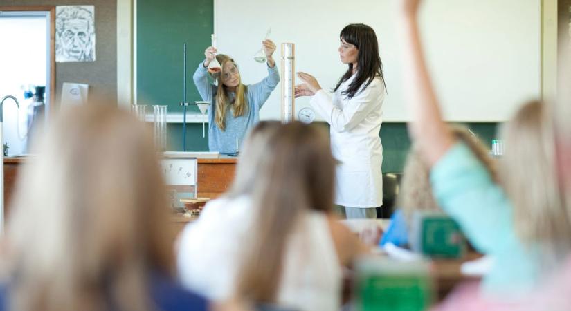 Ki tanítja majd a fizikát, kémiát? Drasztikusan csökkent a természettudományos tanárok száma