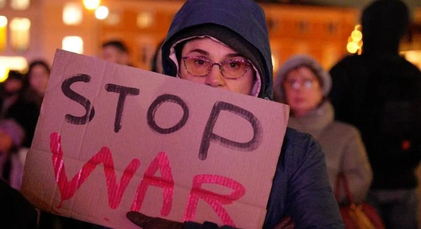 Fejvesztve menekülnek háború elől az ukrán férfiak