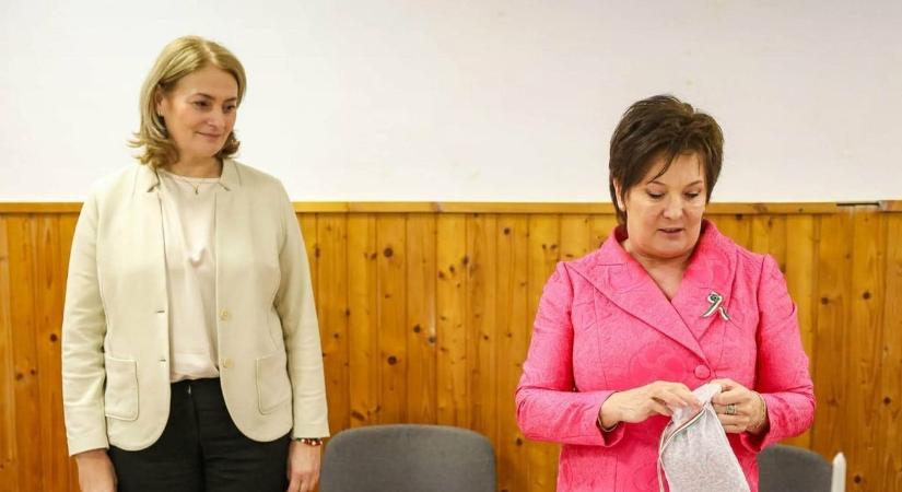 Megindító pillanat Bonyhádvarasdon: ajándékot kaptak az államtitkártól (videó)