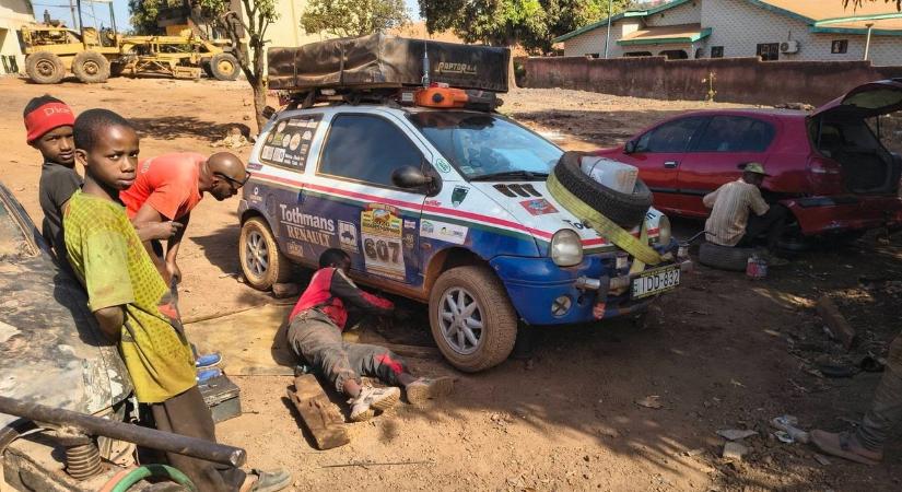 Afrikai sufniszervíz után tovább pöfög hazafelé Tatabánya világjáró Twingója