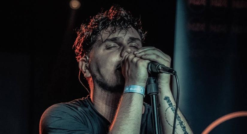 Here we are: zenekarból család