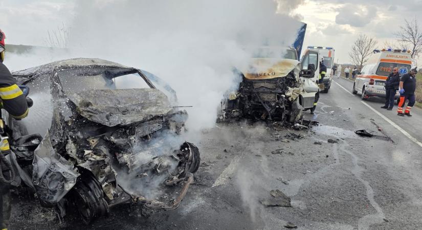 Szörnyű baleset: két ember meghalt, egyikük bennégett az autóban