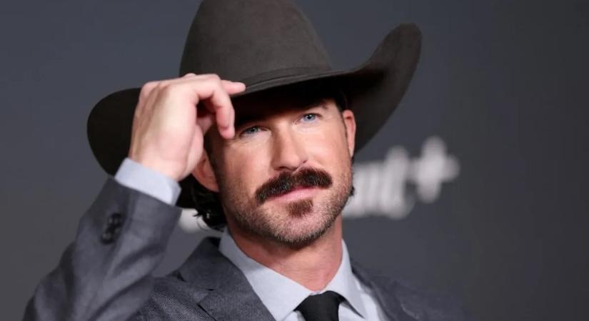 A híres énekest telefonnal dobták meg koncert közben – vér folyt a színpadon