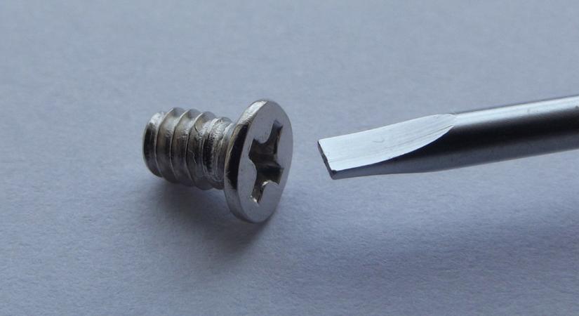 Egy lány kapta rajta a kukkolót – videó