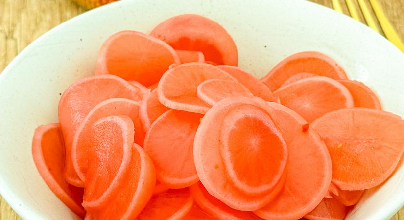 Pikáns, tavaszi savanyított retek: szendvicsbe, salátára, húsok mellé