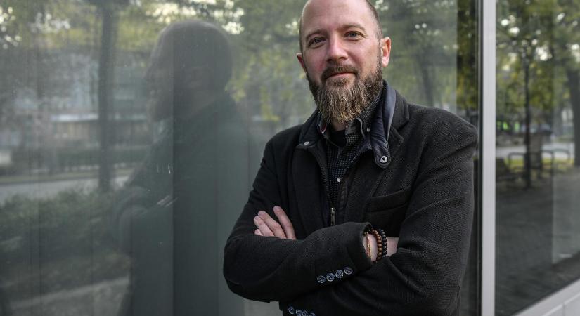 Pócs Jánossal egy színpadon állva parodizálta ki Orbán Viktort a jobbikos polgármester