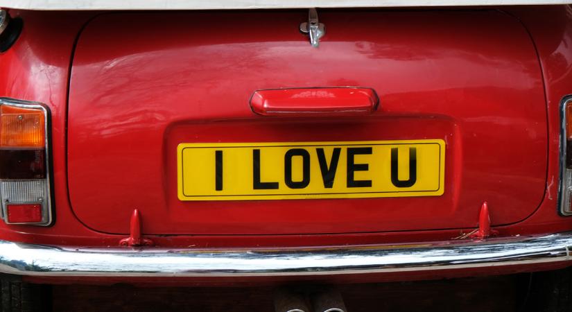 Jön a kötelező rendszámcsere, több tízezer autóst érint