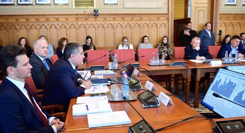 Ők az álláshalmozók, akik Nagy Mártonnál is többet keresnek a gazdasági tárcánál