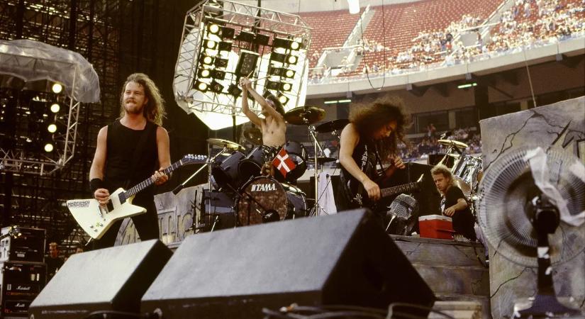 Végtelenül romantikus: a víz alatt kérte meg barátnője kezét a sztárénekes