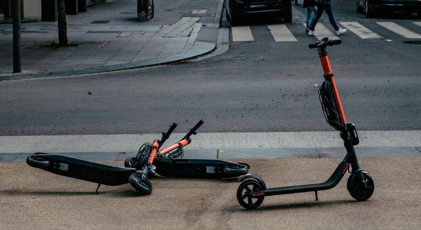 Ki a hibás? Egy 12 éves kisfiú az életéért küzd, miután elektromos rollerével egy kocsi alá repült