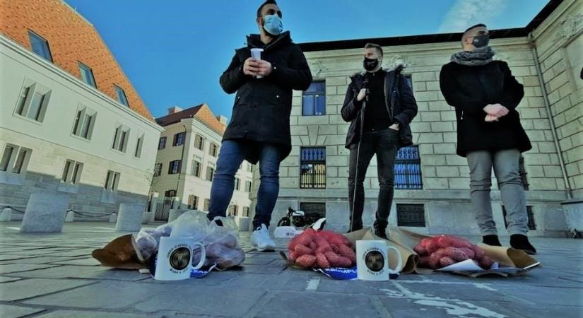 Óriási trollkodás a Karmelita előtt: Krumplit árulva gyűjtöttek pénzt jobbikosok a vagyonnyilatkozata alapján csóró Orbánnak - videó