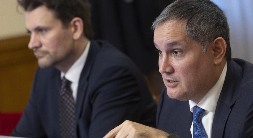 Van olyan államtitkár, aki havi bruttó 10 millió felett keres